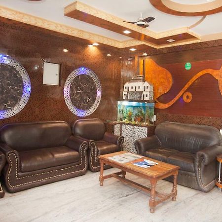 Oyo 343 Pop Life Hotel Banke 外观 照片